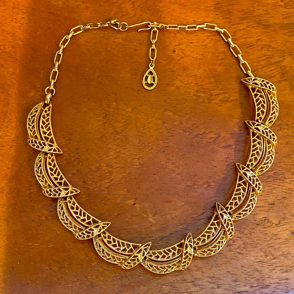 Vintage Cathe marked necklace in gold tone. Excellent condition!